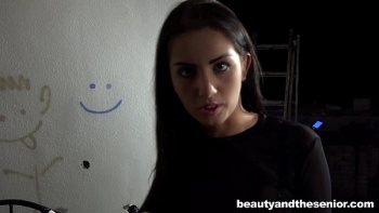 Два молодых парня развлекаясь с молодой брюнеткой