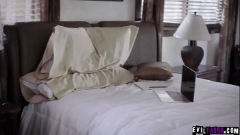 Папа завязал глаза маме и разрешил ее трахнуть