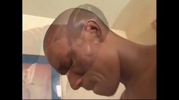 Чувиха танцует на члене негра