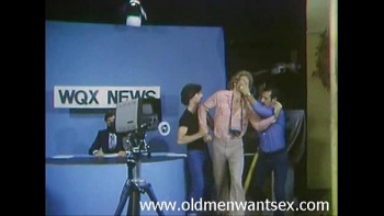 Из под которого торчат подвязки