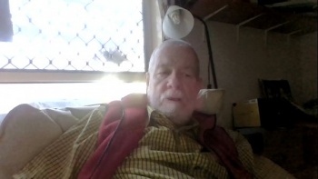 Когда темнокожий мужчина остановил свое транспортное средство перед девушкой