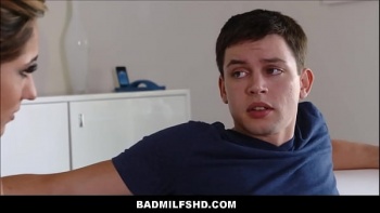 Передергивая член рукой