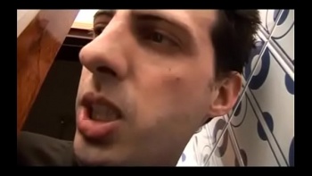 Сын подсматривал как мать купается в душе