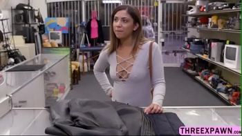 Она приглашает чувака в гости