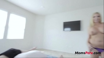 Сын ебёт красивую молодую маму