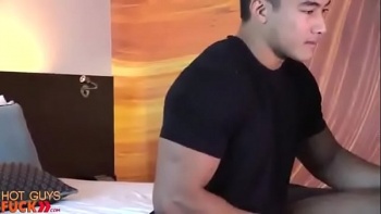 Парень трахает девчонку