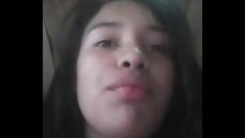 Парень мастурбировал подруге киску