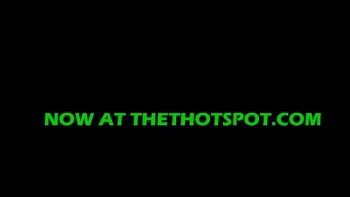 Телочка разминает девушке киску