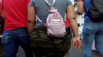 Женщина за ухо затащила шкодника к себе в квартиру