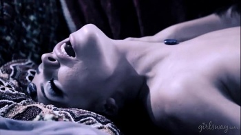 Краля в обтягивающей юбке повернулась к собеседнику задом