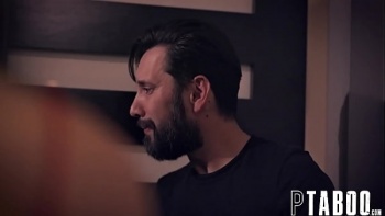 Малышка охотно выполнила его просьбы