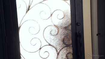 Разрывает платье на девке