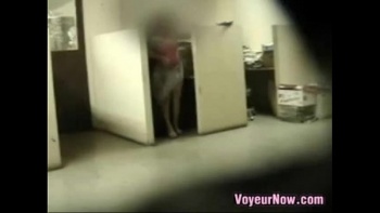 Видео на работе скрытая камера русское