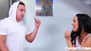 Либо глотают