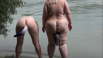 Модель закуривает и прогуливается по берегу