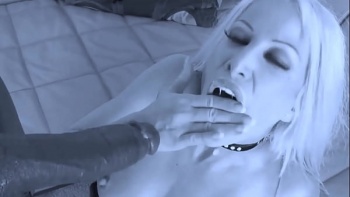 Засовывает руку полностью в задницу