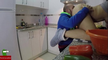 Парочка занялась сексом на кухне