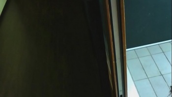 Брюнетка все же решается и ложится по скальпель мускулистого пластического хирурга