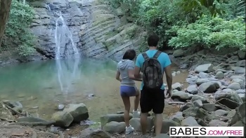 Показала свои гладкие подтянутые ягодицы