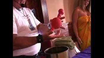 Как сисястая милфа Alex fauxx демонстрирует жесткую еблю своей писи