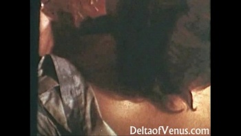 Привлекательная тонкая молодая очкастая девушка отдается волосатую пилотку небритому темпераментному