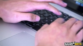 Порно онлайн трахнул насильно сестру