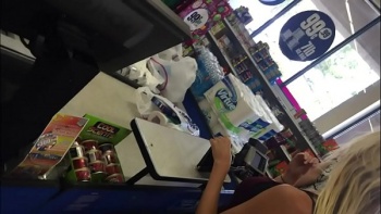 Дала в дырочку между ног