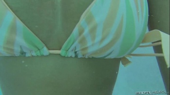 Ее халатик был расстегнут таким образом