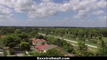 Смазливая телочка красиво берет у парня член в свой ротик