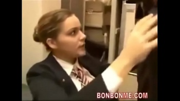 Стюардесса с большими сиськами делает пассажиру минет