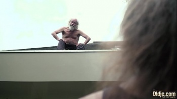 Двум седым старперам повезло отыметь малышку в короткой юбочке на бильярдном столе