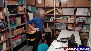 Порно вор выебал спящую