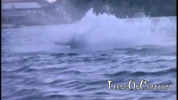 Красивые блондинки сосутся с языком в безумной страсти на диване