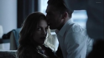 На кровати парень жарит подруг по очереди