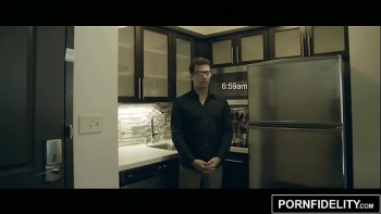 Краля работает в писе и стонет от удовольствия