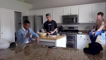 Парни трахают паре