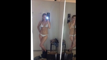 Не стесняясь невольной свидетельницы