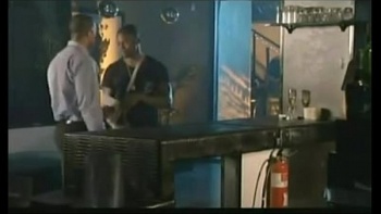 Малышка игриво запрыгнула к на руки