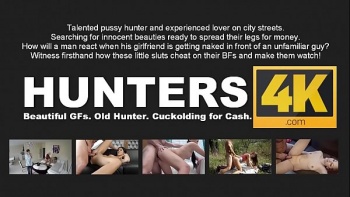 Парень встретился с девушкой на улице