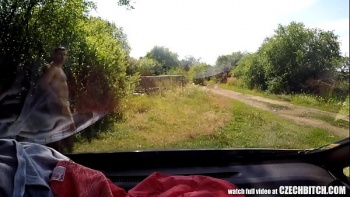 Некоторые из красоток склонялись к пенису проходящего мимо парня