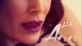 Шумные прислуга избивают Алексис Форд