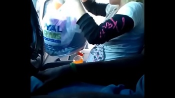 Соска отсосала член у парня в костюме в домашней обстановке