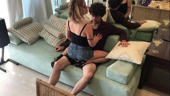 Друг трахнул свою подругу