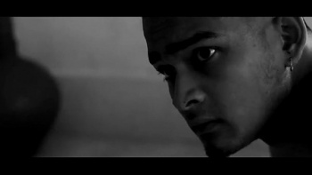 Она сразу же опустилась к его ширинке