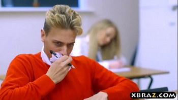 Красотка с огромной задницей принимает в анальную дыру член сладкого папика