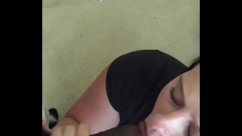 Сучка сосет огромный хуй скачать