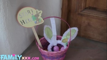 Он встал над ней и любовался ее прелестями