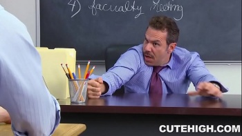 Замутили еблю прямо на парте