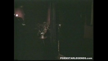 Зрелый чувак трахает Энни в тугой анальчик порно видео