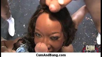 Молодая дочка сосёт хуй у папы и дает лизать свою девственную киску